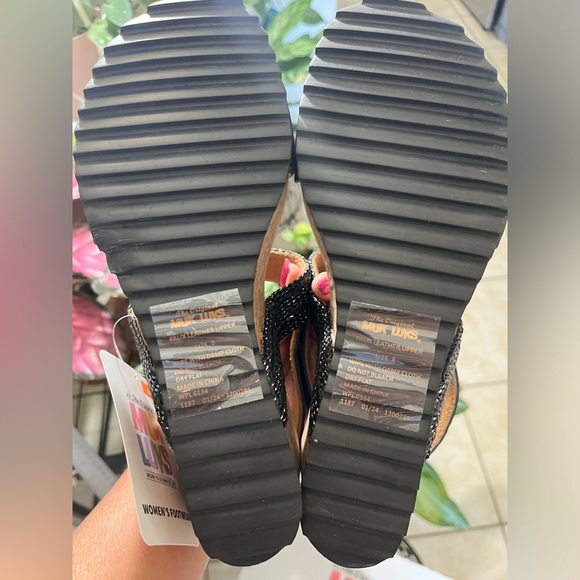 🖤 NWT Muk Luks black wedge sandals. Size 8. 🖤 - Picture 3 of 6
